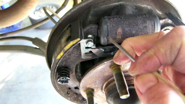 A wheel cylinder in drum brake assembly